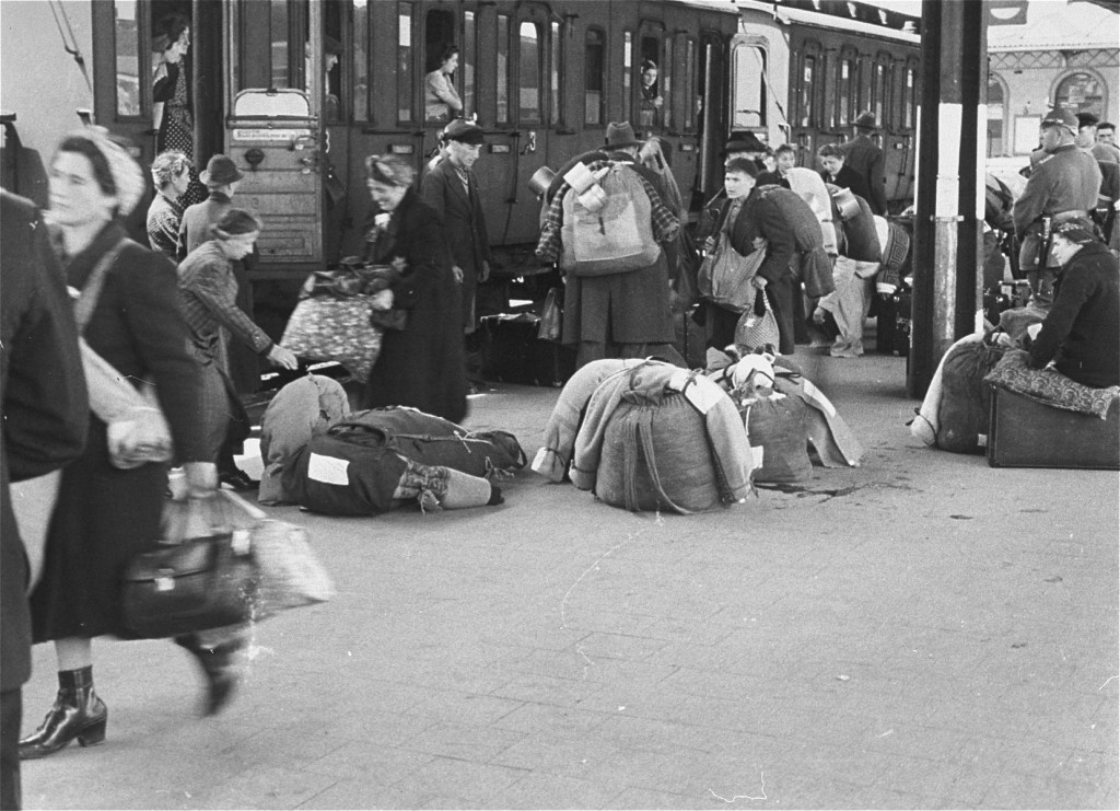 Deportation of German Jews to Theresienstadt ghetto. [LCID: 77907]