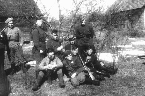A group of Jewish partisans. Sumsk, Poland, date uncertain.