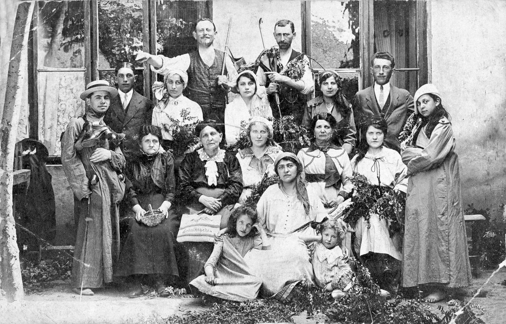 Sondosky and Wolkowitz families, 1910-20. Kalisz.