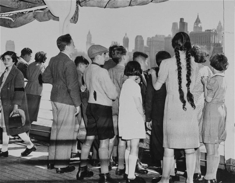 A group of German and Austrian Jewish refugee children arrives in New York. [LCID: 22111]