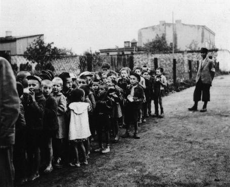 A group of children assembled for deportation to Chelmno. [LCID: 50334]