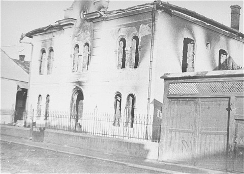 View of the burned-out Malbish Arimim synagogue on Teglash Street in Sighet. [LCID: 10469]
