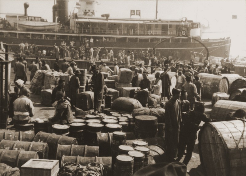 German Jewish refugees disembark in the port of Shanghai, one of the few places without visa requirements. [LCID: 00935]