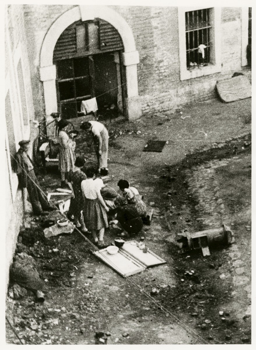 Preparation of food in the Theresienstadt ghetto. [LCID: 40210]