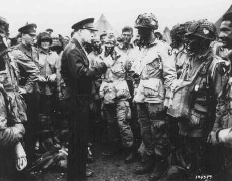 <p>El general Dwight D. Eisenhower visita a los paracaidistas de la 101.ª División Aerotransportada solo pocas horas antes de su ataque a la Francia bajo ocupación alemana. 5 de junio de 1944.</p>