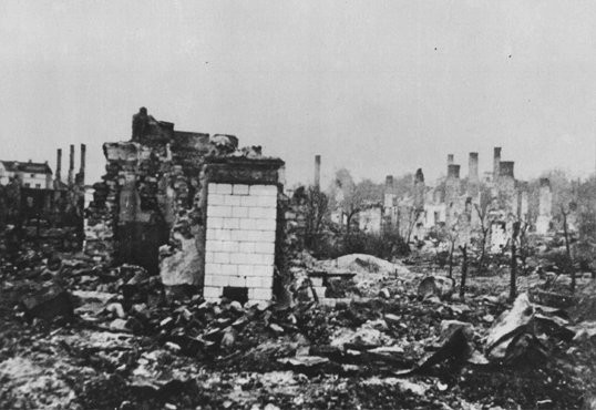 <p>Village polonais en ruine suite à l'invasion allemande de la Pologne à partir du 1er septembre 1939.</p>