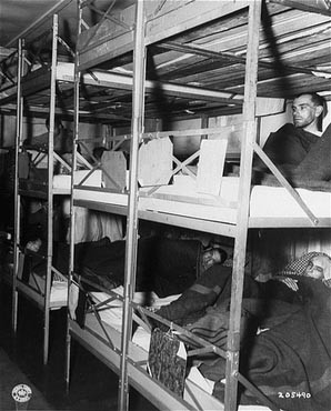Photo prise dans l’infirmerie du camp, peu après la libération du camp de concentration de Dachau. [LCID: 37257]
