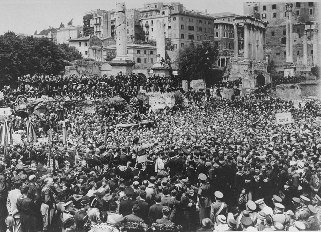 Thousands gather at the Roman Forum to listen to a speech by Italian Fascist leader Benito Mussolini. [LCID: 87874]