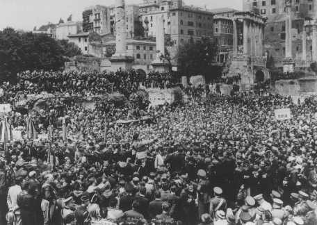 Thousands gather at the Roman Forum to listen to a speech by Italian Fascist leader Benito Mussolini. [LCID: 87874]