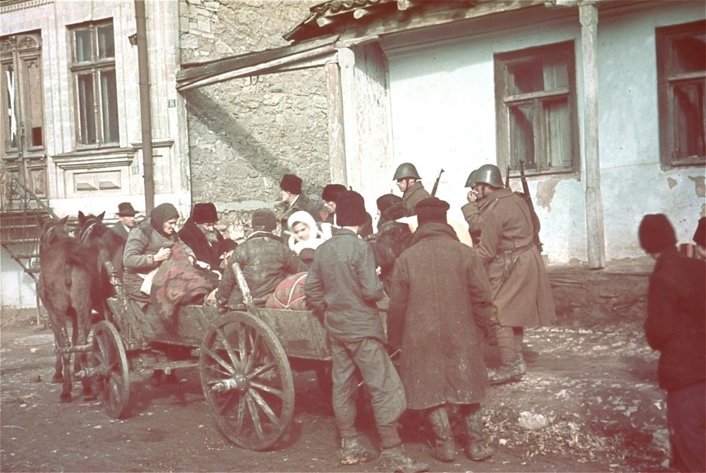 Romanian soldiers supervise the deportation of Jews from Kishinev. [LCID: 01097]