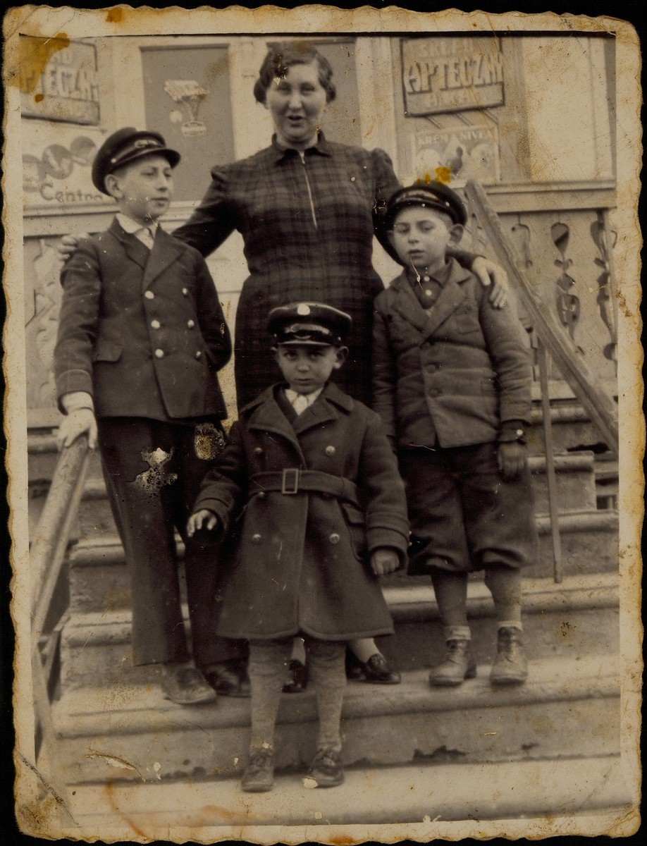 Alte Katz and family members on the steps of her business