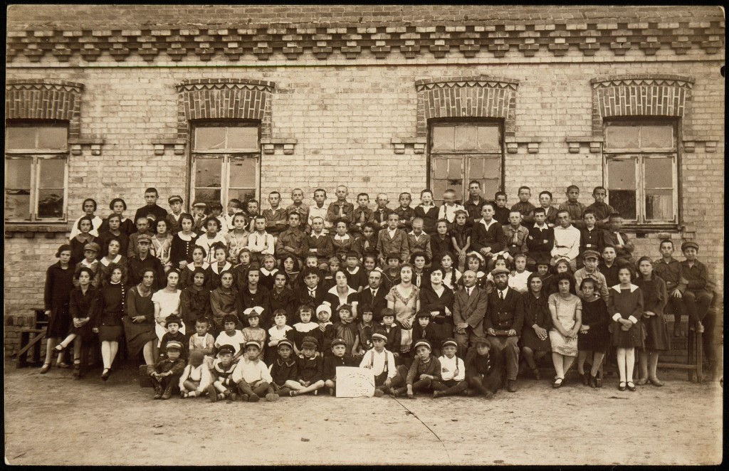 Students and teachers mark the official establishment of the Hebrew school in Eyshishok