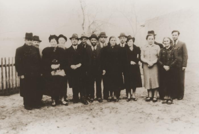 Group portrait of Jews expelled to Zbaszyn