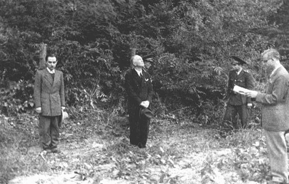Former Romanian prime minister Ion Antonescu (center) before his execution as a war criminal.