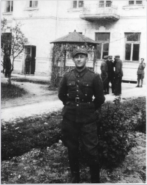 Ben Kamm in uniform after the war. [LCID: jpkamm1]