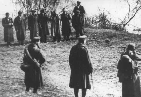 Arrow Cross Party members execute Jews along the banks of the Danube River.