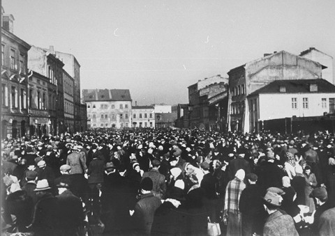 A crowd of Jews in a market in the Krakow ghetto. [LCID: 76187]