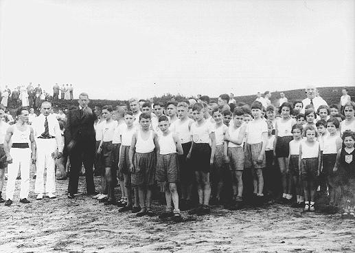 Jewish children gathered for a sporting event in a summer camp organized by the Reich Union of Jewish Frontline Soldiers.