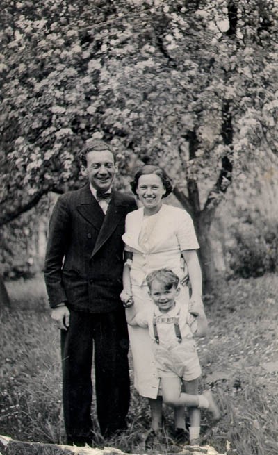 Three-year-old Thomas with his parents, Mundek and Gerda.