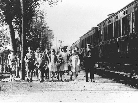 Children and staff leaving for the "Morgenroyt" schools summer camp, organized by the Bund (Jewish Socialist party).