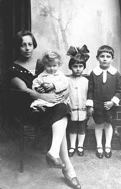 Una fotografía de la preguerra de tres niños judíos con su niñera. [LCID: 07734]
