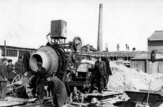 Construction of Oskar Schindler's armaments factory in Bruennlitz. [LCID: 03382]