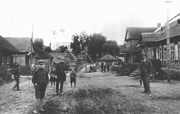 <p>A prewar street scene in Vyzuonos (Wizuny). Lithuania, before September 1939. [Please contact Beth Hatefutsoth for copies of this photograph.]</p>