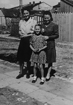 Laura Schwarzwald, her daughter Selma, and Laura's sister, Adela Litwak, in Busko-Zdroj.