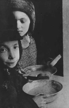 In the Warsaw ghetto, Jewish children with bowls of soup. [LCID: 51733]