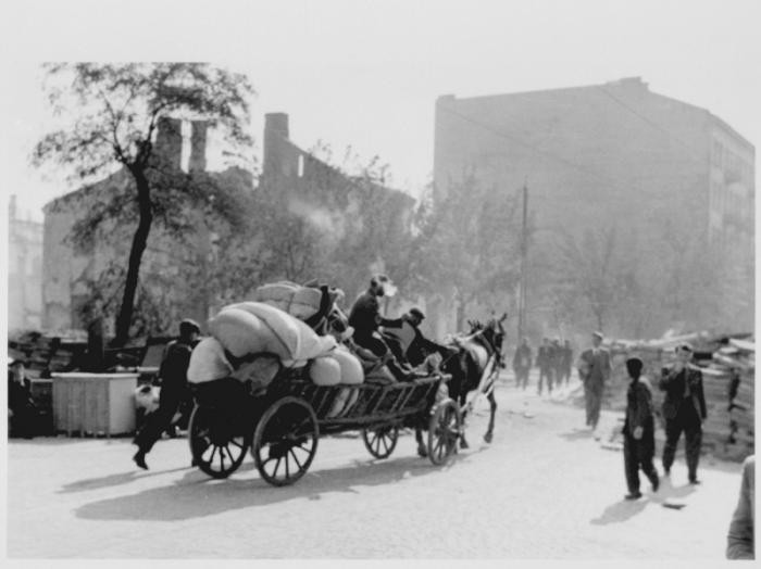 Civilians flee Warsaw following the German invasion of Poland.
Hundreds of thousands of both Jewish refugees and non-Jewish refugees fled the advancing German army into eastern Poland, hoping that the Polish army would halt the German advance in the west. Many of the refugees fled without a specific destination in mind. They traveled on foot or by any available transport—cars, bicycles, carts, or trucks—clogging roads to the east. Most took only what they could carry.