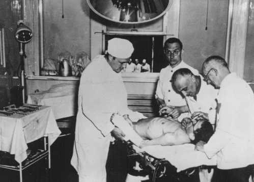 Des personnels médicaux font des expériences sur un détenu dans le camp de concentration de Buchenwald. [LCID: 63302]