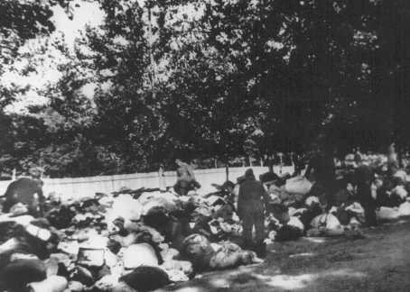 <p>Az Einsatzgruppe (mozgó kivégzőosztag) C azonosítatlan egységeihez tartozó katonák a Kijev közeli Babi Yar szakadékban lemészárolt zsidók tárgyai között kutatnak. Szovjetunió, 1941. szeptember 29–október 1.</p>