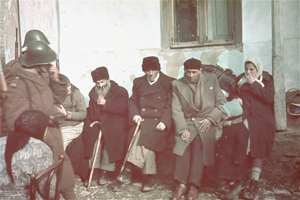 Jews of the Kishinev ghetto assembled for deportation to Transnistria. [LCID: 01096]