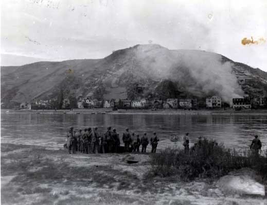 American infantryman of the 89th Division cross the Rhine River in assault boats near St. [LCID: sc252]