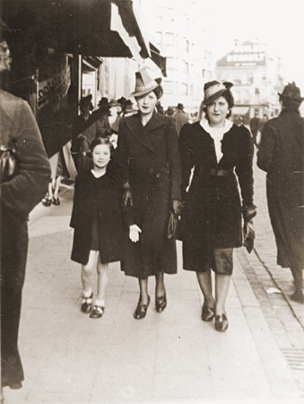 <p>Esther Rosenbaum (center) walks along a commercial street in Antwerp with her daughter Frieda and a friend. Belgium, 1938-1939.</p>