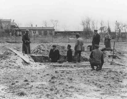 Prisoners at forced labor under SS and police guard in the Oranienburg concentration camp. [LCID: 78400]