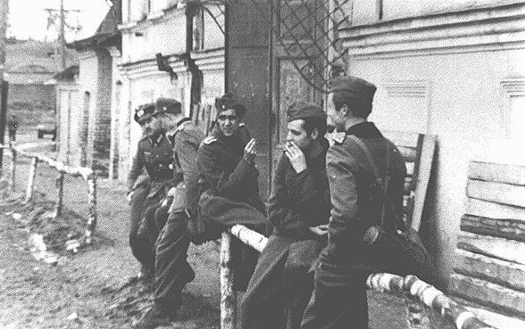 Membres du mouvement de résistance de la Rose blanche pendant le service militaire obligatoire sur le front oriental. [LCID: 06940]