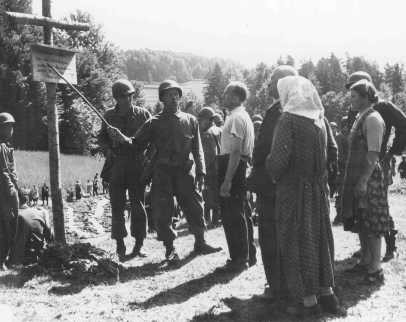  American soldiers instruct German civilians about a Flossenbürg death march.