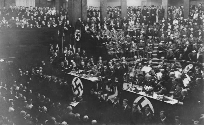 Adolf Hitler: 1930-1933 | Holocaust Encyclopedia