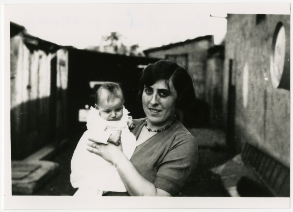 Ida Baehr Lang holding her infant daughter, Freya Karoline, in Lambsheim. [LCID: n02824]