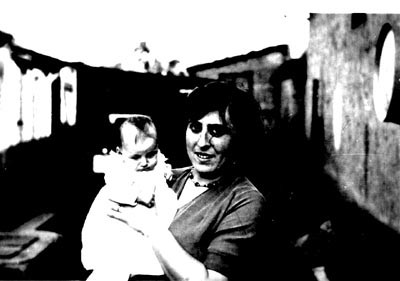 Ida Baehr Lang holding her infant daughter, Freya Karoline, in Lambsheim. [LCID: n02824]