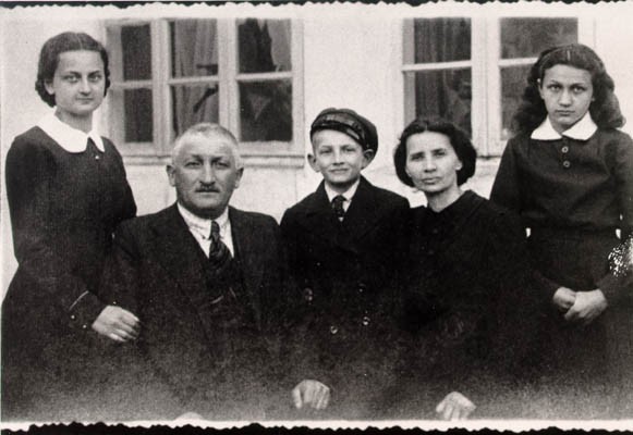 Lisa and her family. From left to right: Pola (sister), Herschel (father), Borushek (brother) Gittel (mother), and Lisa (about 13 years old in this photograph).