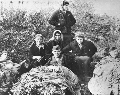 Yugoslav partisans with Jewish parachutists from Palestine. [LCID: 88640]