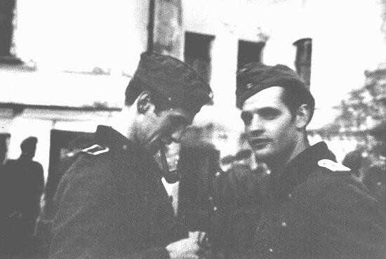 Alexander Schmorell (à gauche) et Hans Scholl, membres du groupe de résistance étudiante de la Rose blanche, avant leur départ ... [LCID: 06937]