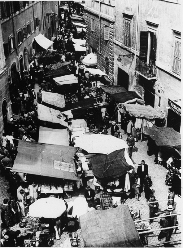 <p>Scene during an open market in prewar Rome's Jewish section. Rome, Italy, before 1939.</p>