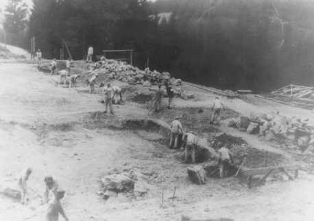 Prisoners at forced labor on a construction project in the Flossenbürg concentration camp. [LCID: 48421]