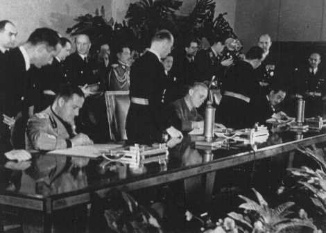  Nazi foreign minister Joachim von Ribbentrop (center) signing the pact establishing the Rome-Berlin-Tokyo axis.