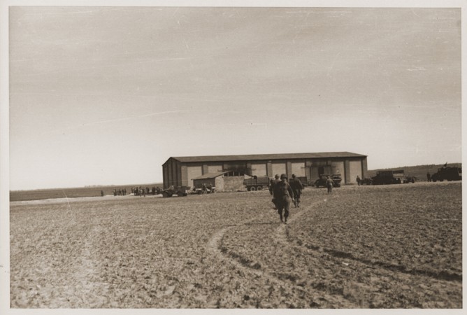 <p>US troops with the <a href="/narrative/7965">102nd Infantry Division</a> at a barn outside Gardelegen, where over 1,000 prisoners were burned alive by <a href="/narrative/10800">the SS</a>. Germany, April 14, 1945.</p>