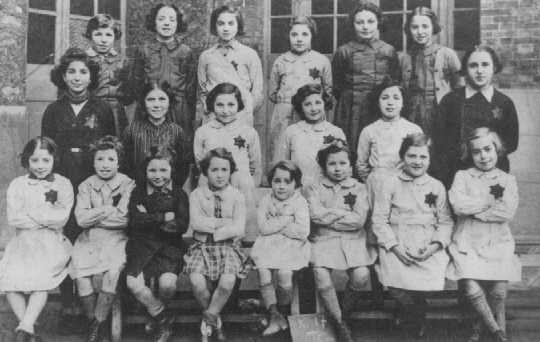  Class picture of Jewish girls, wearing compulsory Stars of David. [LCID: 31330]
