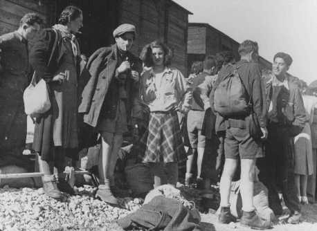  Jewish refugees from Transnistria arrive at the Atlit reception camp. [LCID: 69646]